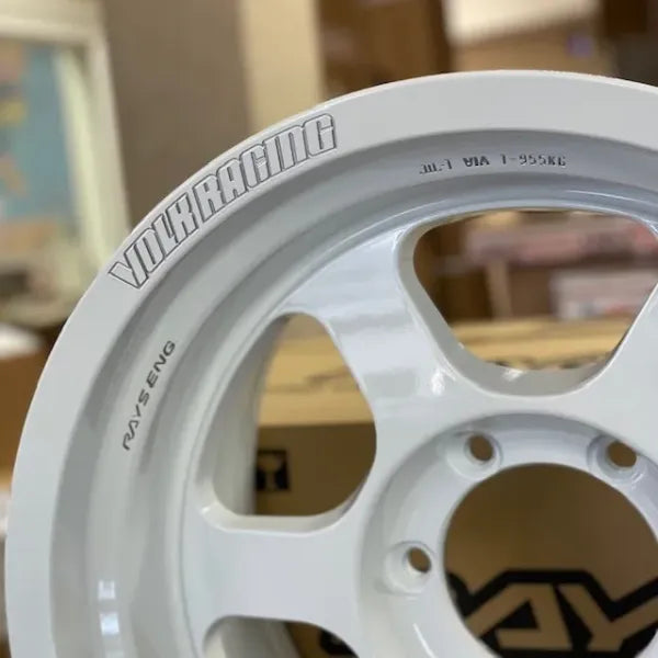 Volk Racing TE37XT 17×8.5 -10 offset 6×139 White